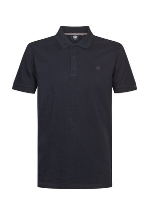 Tricou polo albastru închis cu model texturat, cu fenta cu trei nasturi, mâneci scurte și un logo mic pe piept.