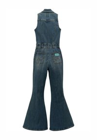 Bezroku džinsa kombinezons ar pieguļošu vidukli, platām bikšu kājām, divām aizmugurējām kabatām un nelielu zilu uzlīmi uz labās kabatas.