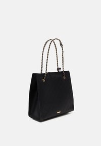 Bolso tote negro acolchado con asas de cadena trenzada en dorado y negro, con una textura suave y un diseño minimalista.
