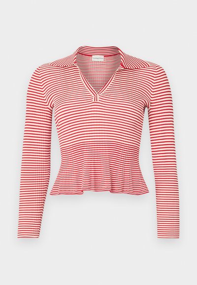 Haut à manches longues rouge et blanc à rayures avec un décolleté en V et un col. Le tissu a une texture côtelée et une finition en peplum.