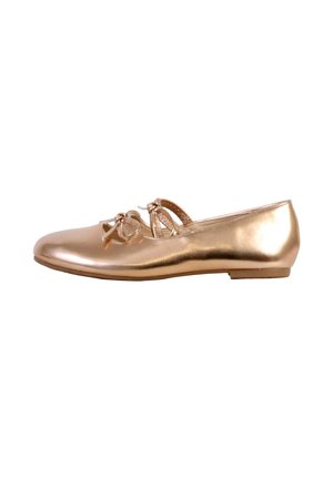 Chaussure de ballet plate en cuir métallisé doré avec bout rond et nœud décoratif à l'avant, vue de côté sur fond blanc.