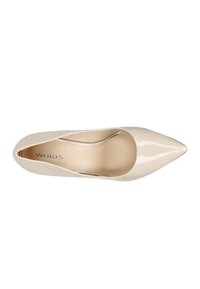 Décolleté in vernice nuda con punta a punta e dettaglio ritagliato sui lati, finitura liscia e lucida. L'imbottitura interna è di un beige chiaro.