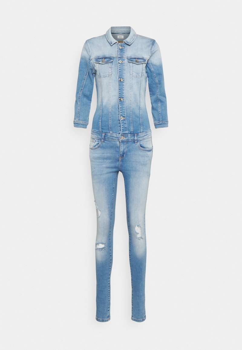 Combinaison en denim bleu clair avec fermeture boutonnée à l'avant, manches longues, poches poitrine et avant, et détails usés sur les jambes.
