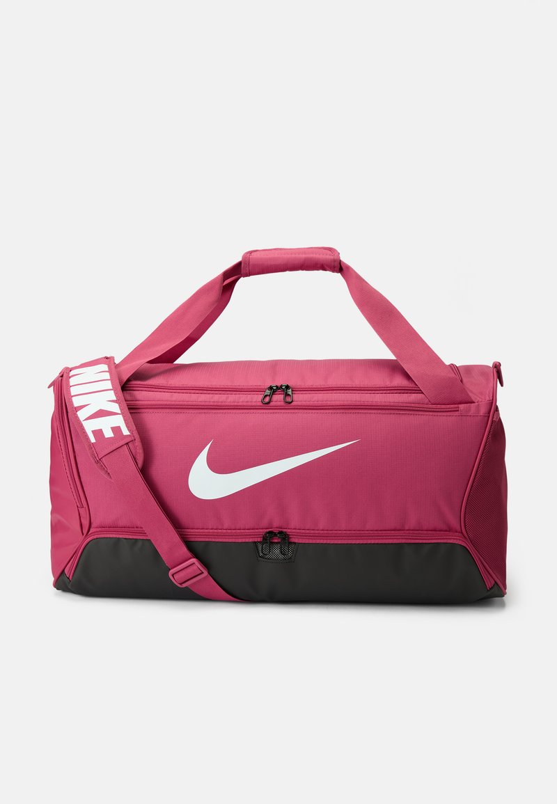 Roze sporttas met zwarte basis, bovenhandgrepen en een schouderriem. Heeft een opvallend wit Nike-logo en ritssluitingen. Gemaakt van duurzaam materiaal.