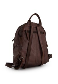 Dunkelbrauner Leder-Rucksack mit verstellbaren Riemen, einem oberen Griff und einer Reißverschlusstasche auf der Rückseite, vor einem weißen Hintergrund gezeigt.