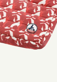 Rode gewatteerde stof met witte abstracte patronen, met een cirkelvormige blauwe patch met het logo "JOTT." Zachte textuur, doorgestikt ontwerp.