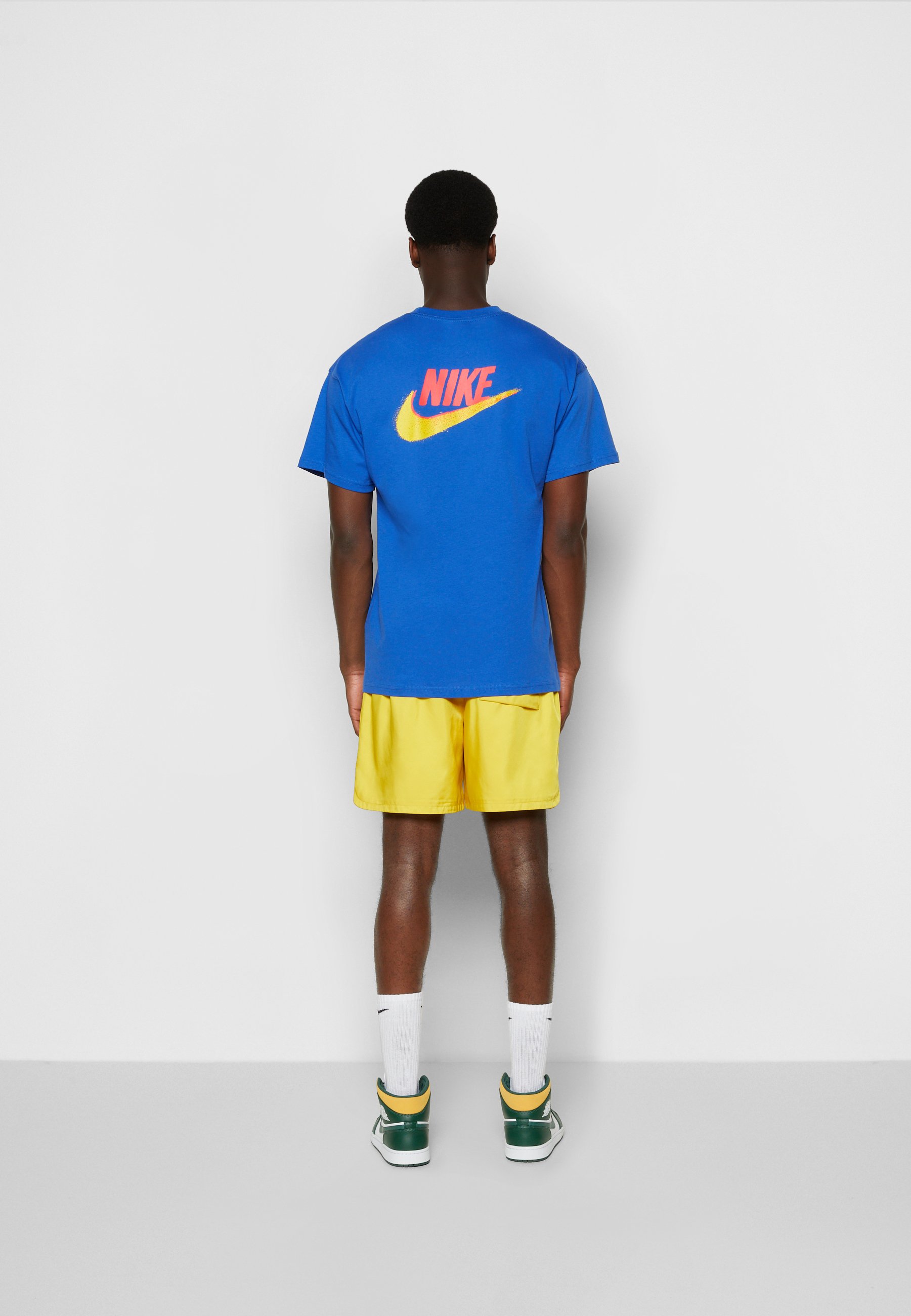 Nike Sportswear FLOW - Shorts - vivid sulfur/white/dunkelgelb - Zalando.de