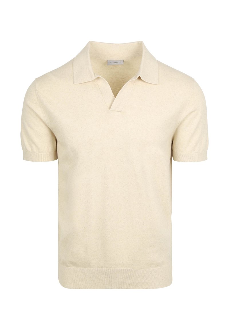 Beige polo-shirt met korte mouwen, gemaakt van zachte brei-stof. Heeft een klassieke kraag en een subtiele textuur door het hele shirt.