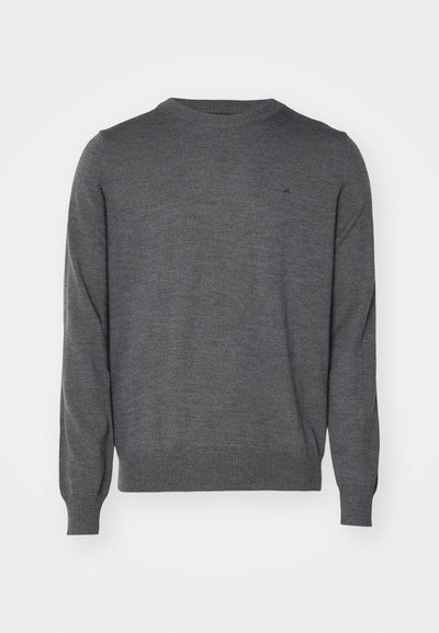 Sivi pulover s okruglim izrezom napravljen od mekog prediva, s rebrastim manžetama i donjim rubom. Mali detalj s logotipom blizu izreza. Klasičan, prilagođen dizajn.
