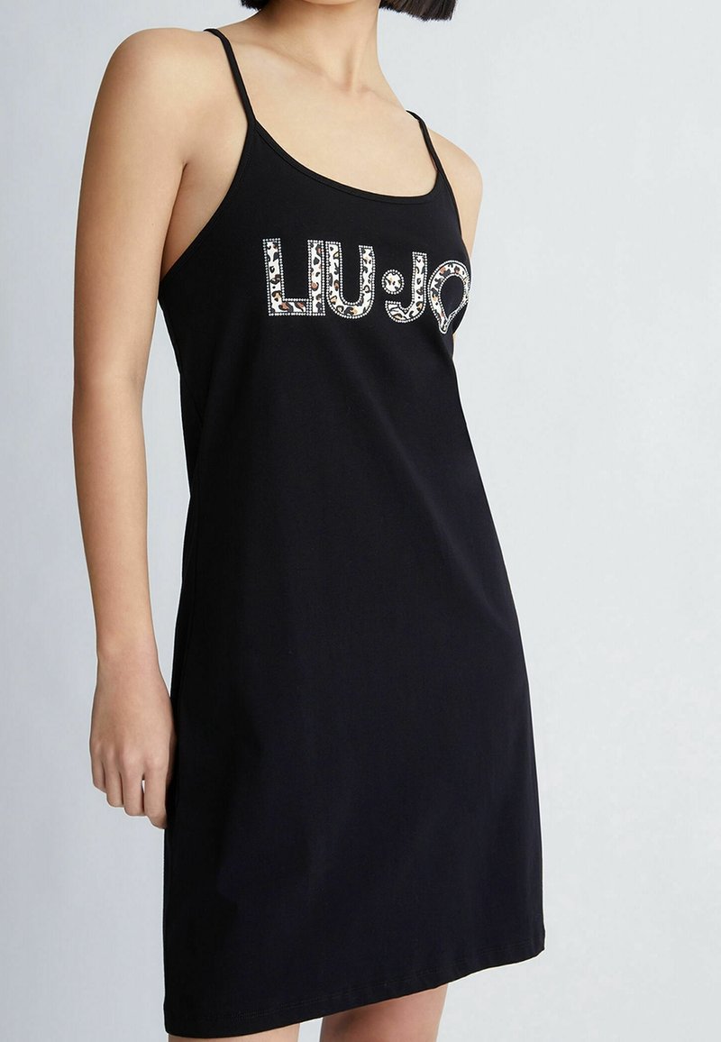 Czarna sukienka bez rękawów z okrągłym dekoltem i ozdobnym napisem "LIU JO" oraz dekoracyjnym wzorem. Miękka, lekka tkanina.