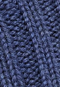 Tessuto lavorato a maglia blu navy con un motivo testurizzato caratterizzato da linee diagonali in rilievo e una consistenza morbida e pelosa.