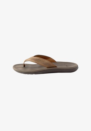 Bruine flip-flop sandaal met een gestructureerde grijze zool, voorzien van geperforeerde banden voor ademend vermogen en een minimalistisch, gestroomlijnd ontwerp.