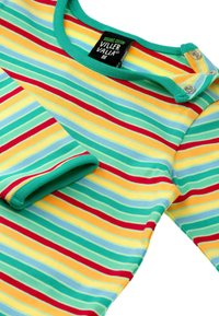 Gestreiftes Shirt aus Bio-Baumwolle mit Bändern in Grün, Gelb, Rot und Blau. Runder Ausschnitt mit Druckknöpfen, kurze Ärmel.