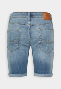Shorts de mezclilla azul claro con dobladillo enrollado, que presentan dos bolsillos traseros y costuras en contraste. Parche de piel de la marca en la cinturilla.