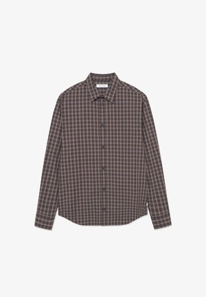 Camicia button-up in marrone scuro con un motivo a quadri. Presenta un colletto classico, maniche lunghe e una tasca sul petto.