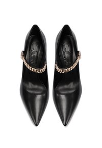 Scarpe con tacco alto in pelle nera, dalla punta affusolata e con cinturino alla caviglia, decorate con un accento di catena dorata lungo il cinturino. Texture liscia.
