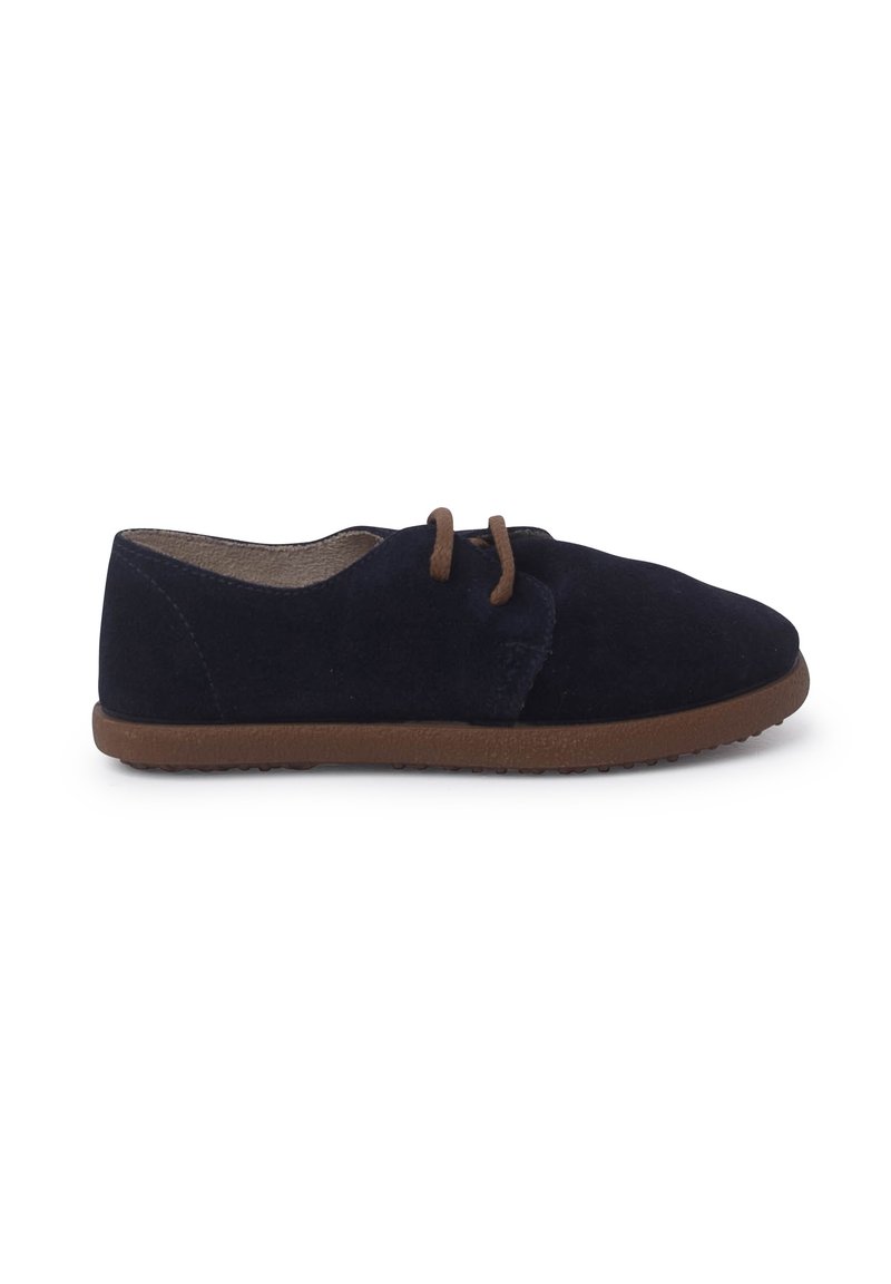 Scarpa in camoscio blu navy con punta rotonda, suola in gomma marrone e due lacci marroni. Texture liscia con un design a profilo basso.