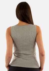 Top sin mangas de color gris claro con un patrón texturizado, que presenta sutiles destellos, escote redondo y dobladillo de canalé para un look ajustado.