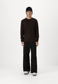 Jack & Jones JJROY KNIT CREW NECK - Pulover - mulch