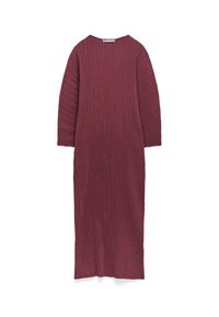 Bordeauxfarbenes langärmliges Kleid mit vertikalen Streifen, rundem Ausschnitt und einer lässigen, fließenden Form. Strukturierter Stoff mit Faltendetails.