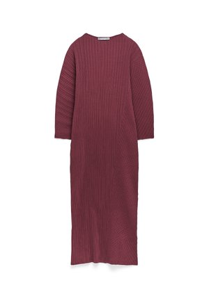 Abito lungo bordeaux a maniche lunghe con righe verticali, scollo rotondo e una forma rilassata e fluida. Tessuto testurizzato con dettagli plissettati.