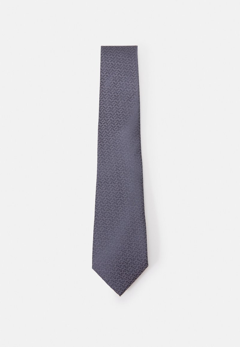 Cravat texturat de culoare albastră închisă cu un model geometrics, având o lățime îngustă și vârf ascuțit, fabricat dintr-un material moale, țesut.