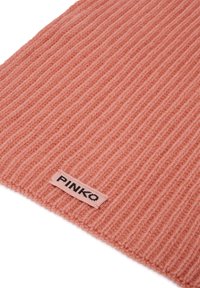 Cachecol a costine in un morbido filato rosa chiaro con finitura testurizzata. Presenta un'etichetta cucita con la scritta "PINKO" in nero.
