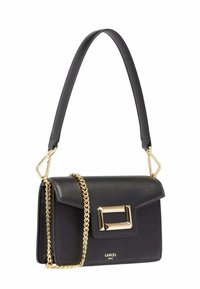 Sac en cuir noir avec une bandoulière en chaîne dorée, de forme rectangulaire, et un rabat avant mettant en avant un accent en métal doré.