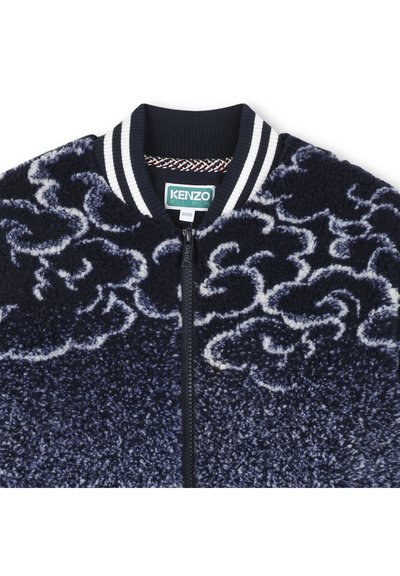 Veste bomber en polaire marine avec des détails blancs en spirale, des poignets et un col côtelés, fermeture zippée, et une étiquette KENZO Kids au niveau du cou.