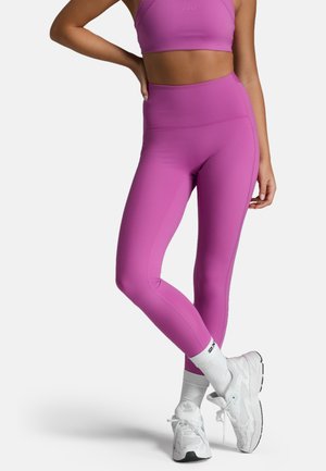Roze leggings met hoge taille, gemaakt van rekbaar materiaal. Heeft een gladde textuur en naaddetails langs de benen.