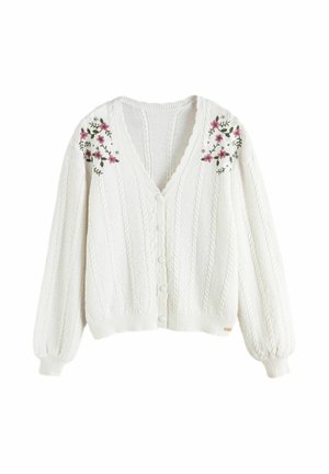 Weißer gestrickter Cardigan mit Zopfmustern, Knopfleiste und rosa Blumenstickerei auf den Schulterbereichen sowie langen, gepufften Ärmeln.