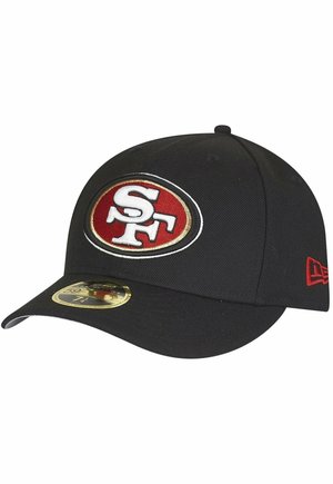 Czarna czapka baseballowa z wyhaftowanym z przodu logo San Francisco 49ers oraz czerwonym logo flagi New Era po boku.