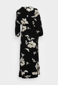 Černé květinové šaty s dlouhými rukávy, zdobené bílými vzory lilií, s přiléhavým pasem a volánkovým lemem. Měkká textura, midi délka.