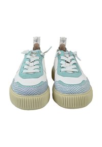 Sneakersy z miętowo-białą kolorystyką, teksturowanymi akcentami o wzorze węża oraz masywną jasnobeżową podeszwą.