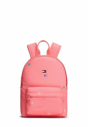 Rosa Rucksack mit mehrfarbigen kleinen geometrischen Formen, Frontreißverschlusstasche und zwei gepolsterten Schultergurten auf weißem Hintergrund.
