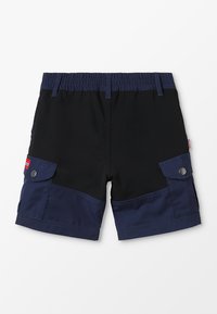 Bermudas de carga azul marinho com cintura elástica, apresentando dois bolsos laterais e detalhes em metal prateado. Tecido suave com painéis de contraste.