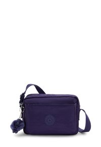 Bolso cruzado rectangular púrpura con bolsillo frontal, correa ajustable, compartimento principal con cremallera y un pequeño llavero de mono peludo adjunto.