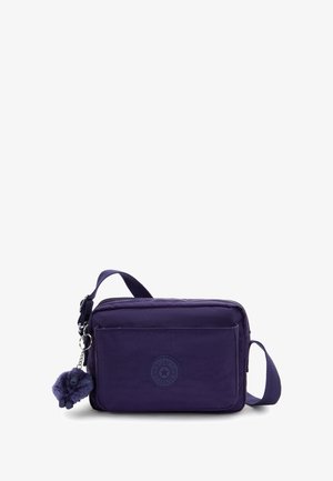 Borsa a tracolla rettangolare viola con tasca frontale, tracolla regolabile, scomparto principale con zip e un piccolo portachiavi a forma di scimmietta pelosa attaccato.
