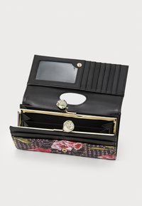 Carteira preta com fundo estampado em flores, metalizado em tom dourado, janela transparente para identificação, slots para cartões e dois compartimentos para moedas ou notas.