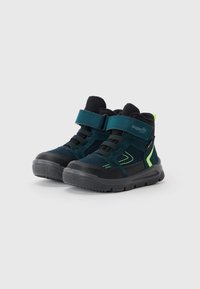 Dunkelblaue Kinderschuhe mit einem Klettverschluss, ausgestattet mit einem texturierten Obermaterial, schwarzer Gummisohle und grünen Akzenten an den Seiten.