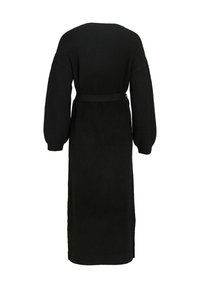 Longue robe noire en maille avec de longues manches bouffantes et une ceinture à la taille, vue de dos sur fond blanc.