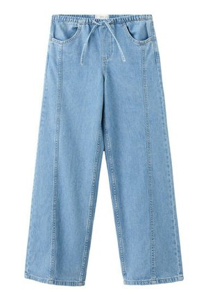 Pantalon large en denim bleu clair avec taille élastique et cordon de serrage, doté de poches avant et de détails de coutures visibles.