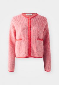 Sarkans un rozā svītrots kardigans, izgatavots no mīksta adījuma. Tam ir noapaļota apkakle, divas priekšējās kabatas un bez pogām aizdare.