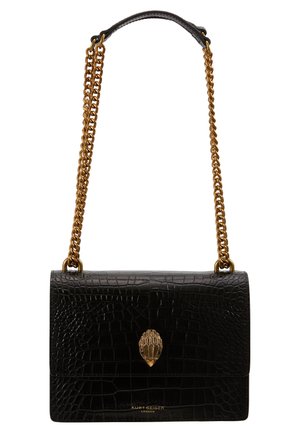 Borsa nera in finta pelle di coccodrillo con tracolla a catena dorata e chiusura, forma rettangolare, texture liscia e dettaglio del logo sul fronte.