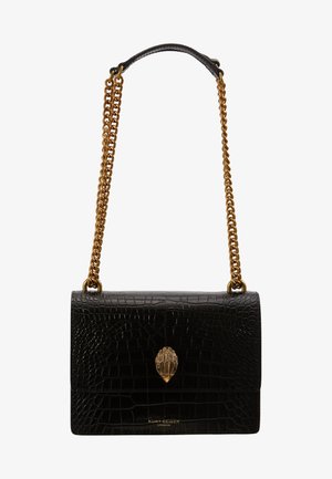 Zwarte nepbonten handtas met een gouden kettinghengsel en sluiting, rechthoekige vorm, gladde textuur en een logo-detail aan de voorkant.