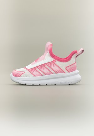 Baskets de sport roses et blanches à enfiler avec col rembourré, languettes, dessus en mesh et semelle épaisse et matelassée portant la mention « Cloudfoam ».