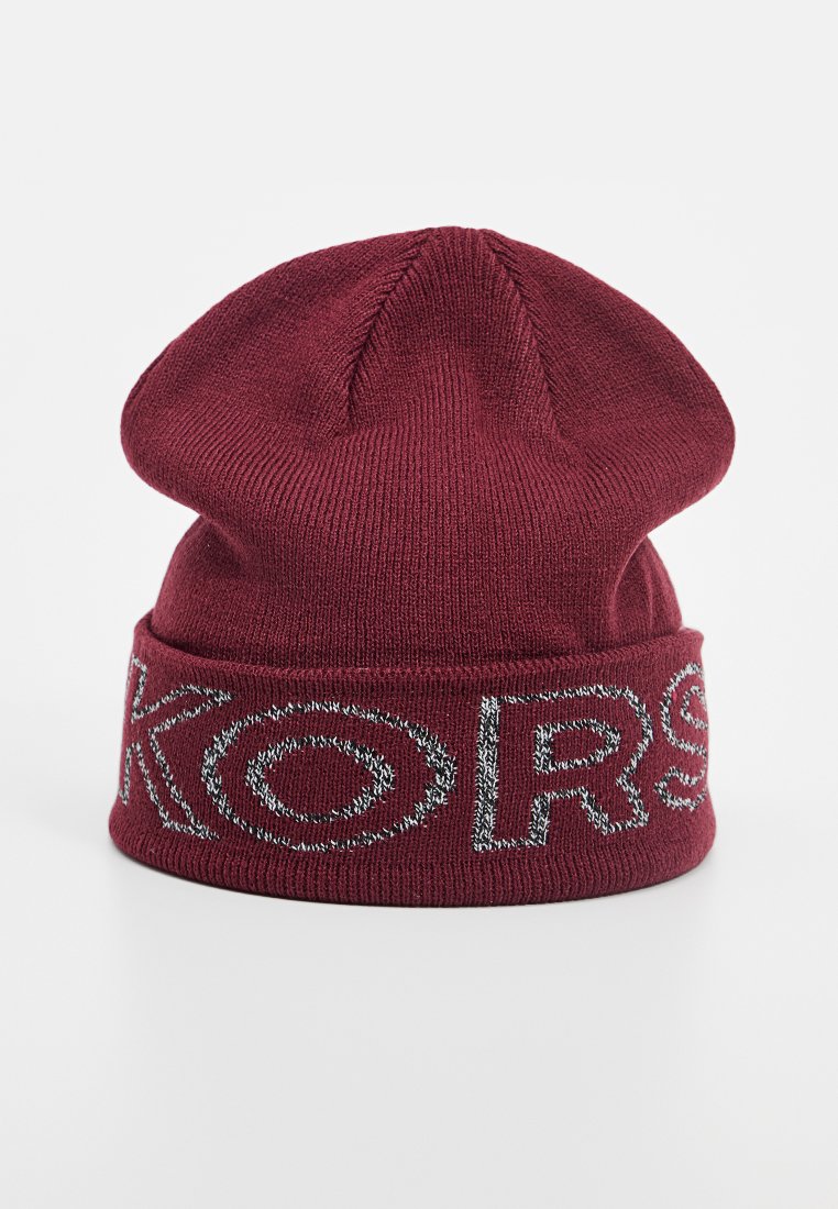 Bordeauxfarbener Strickmütze mit weicher Textur und umgeschlagenem Saum. Mit silberner Logo-Stickerei auf der Vorderseite. Mit konisch zulaufendem Design.