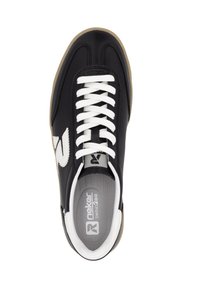 Sneaker sportivo nero con lacci bianchi, caratterizzato da un materiale superiore testurizzato, suola in gomma e un logo bianco a contrasto sul lato.