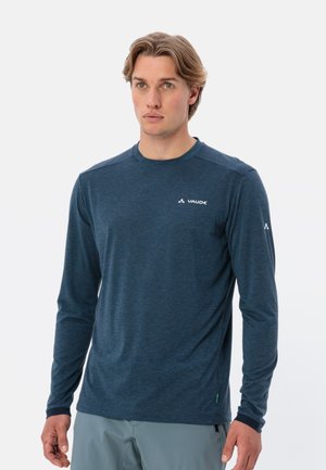 Chemise à manches longues bleu marine en tissu doux avec un col rond, dotée d'un petit logo blanc sur la poitrine et de poignets contrastants.