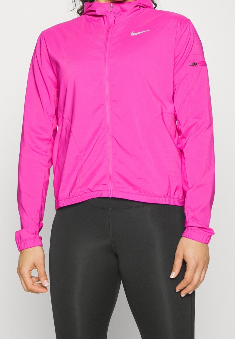 Chaqueta ligera rosa con cremallera y capucha, puños y dobladillo elásticos, de textura suave y con un pequeño bolsillo lateral. Detalle de logotipo plateado.